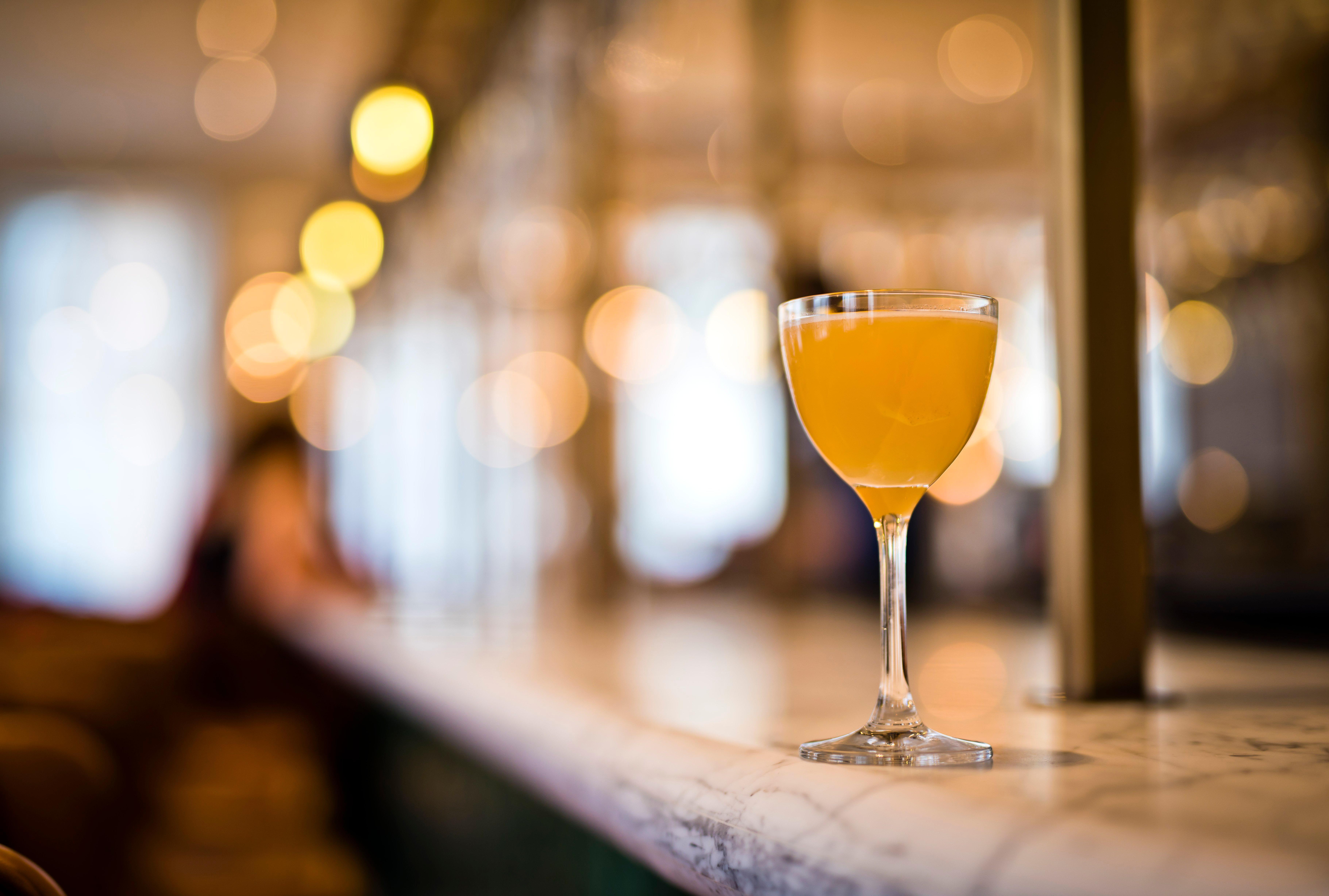 Kimpton Blythswood Square Hotel & Spa By Ihg Глазго Экстерьер фото A glass of orange wine