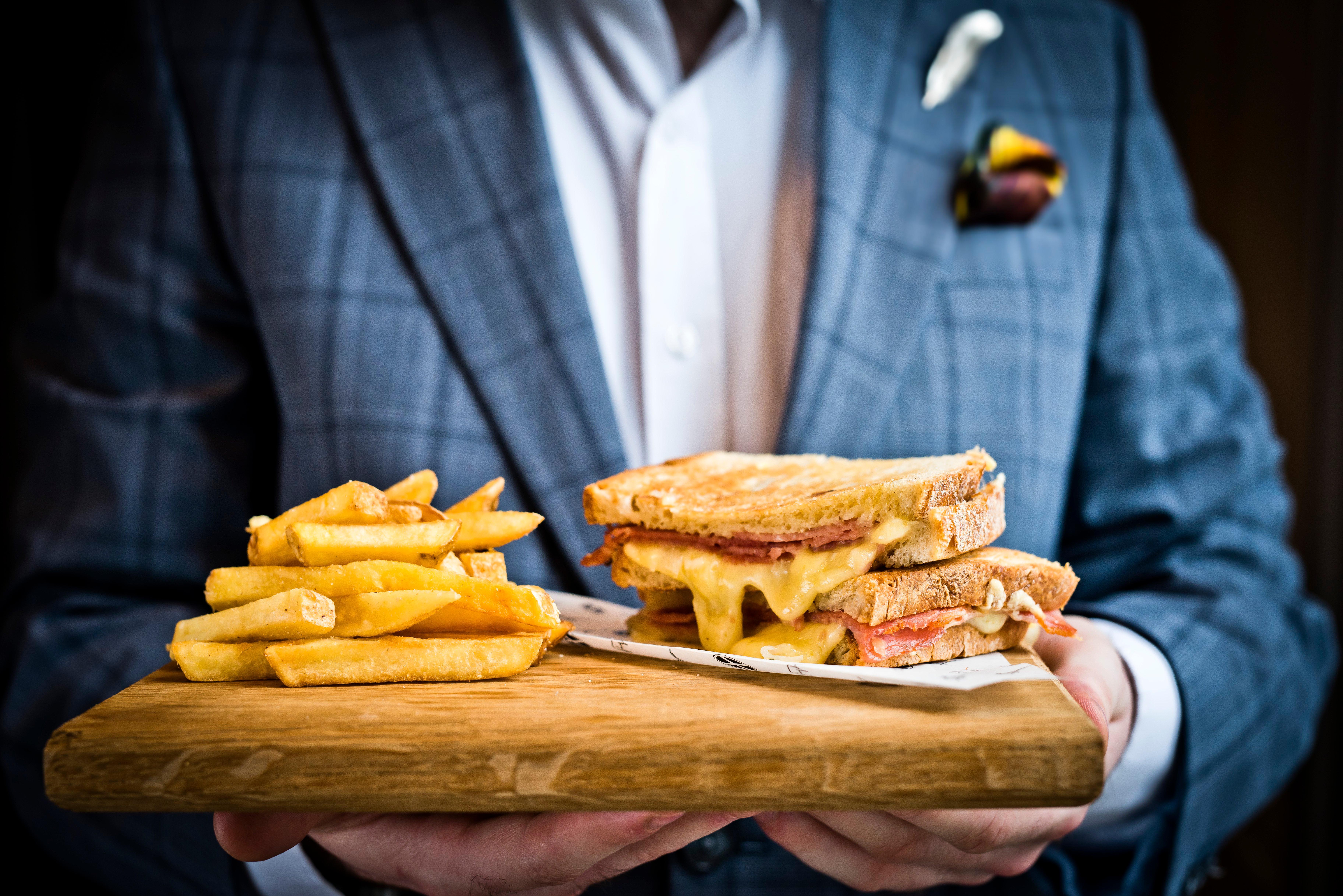 Kimpton Blythswood Square Hotel & Spa By Ihg Глазго Экстерьер фото A toasted ham and cheese sandwich with chips