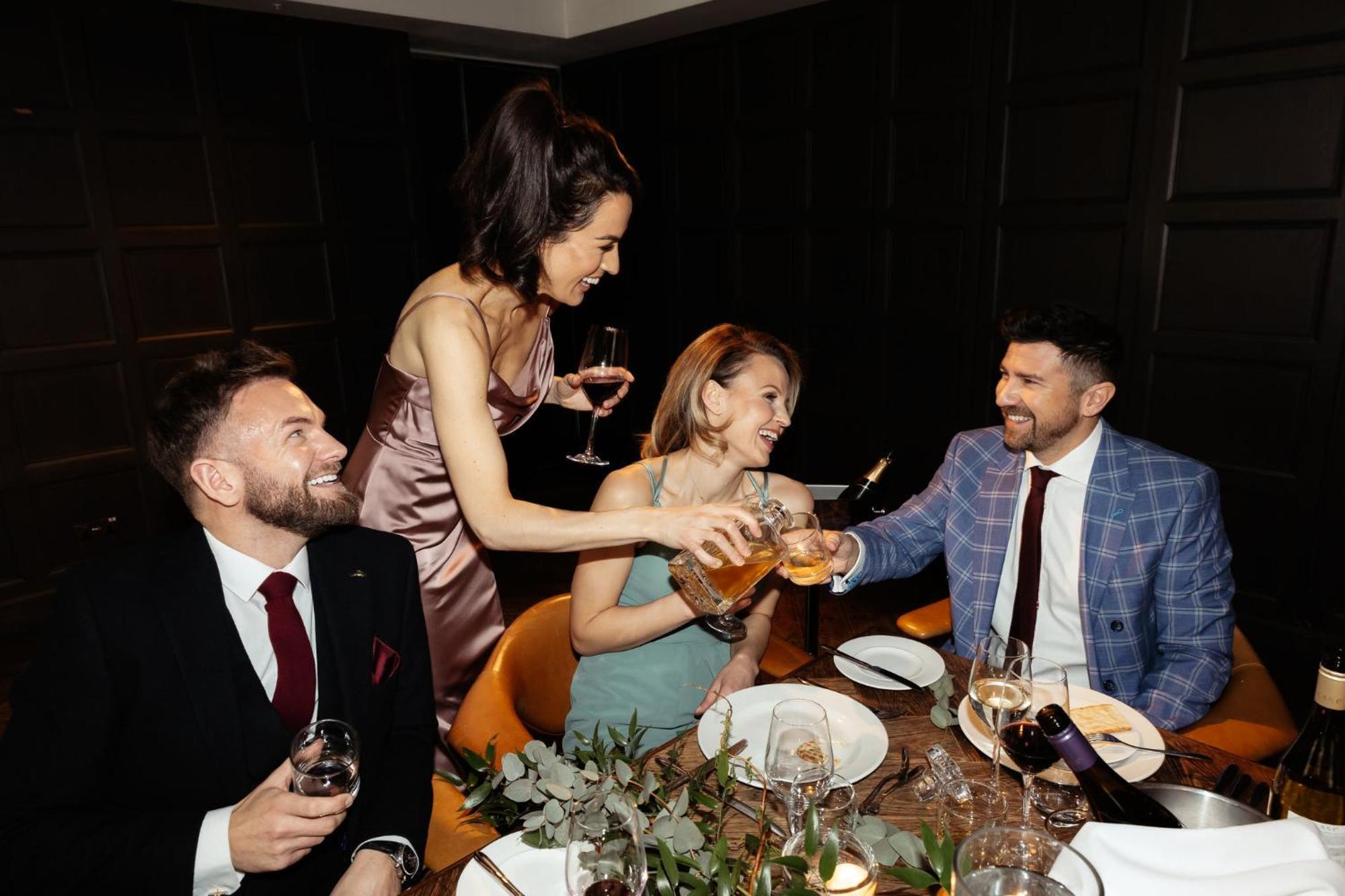 Kimpton Blythswood Square Hotel & Spa By Ihg Глазго Экстерьер фото A group of people dining together